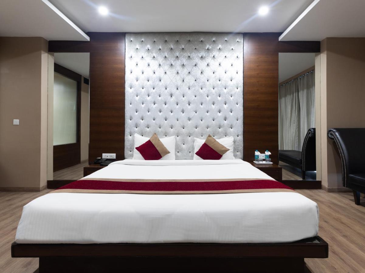 Anjushree Hotel Uddzsaín Kültér fotó