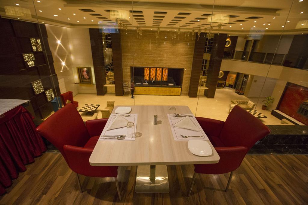 Anjushree Hotel Uddzsaín Kültér fotó