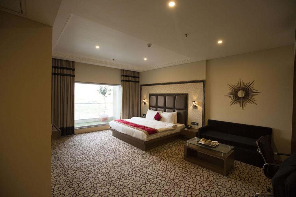 Anjushree Hotel Uddzsaín Kültér fotó