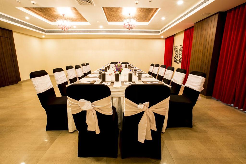Anjushree Hotel Uddzsaín Kültér fotó