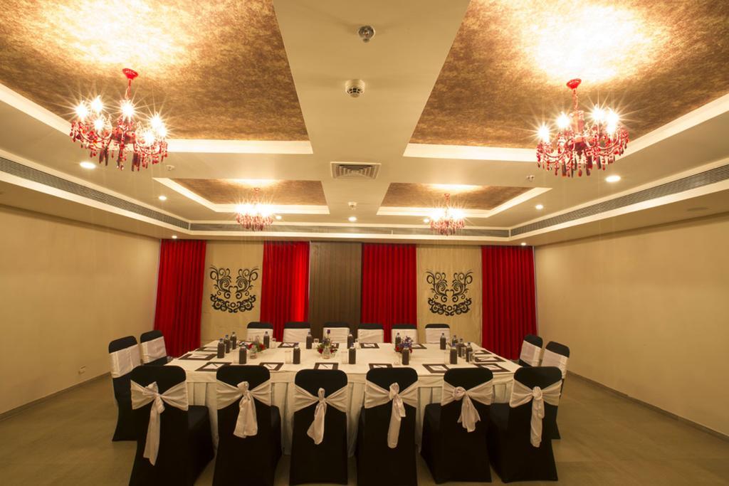 Anjushree Hotel Uddzsaín Kültér fotó