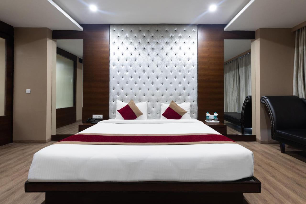 Anjushree Hotel Uddzsaín Kültér fotó